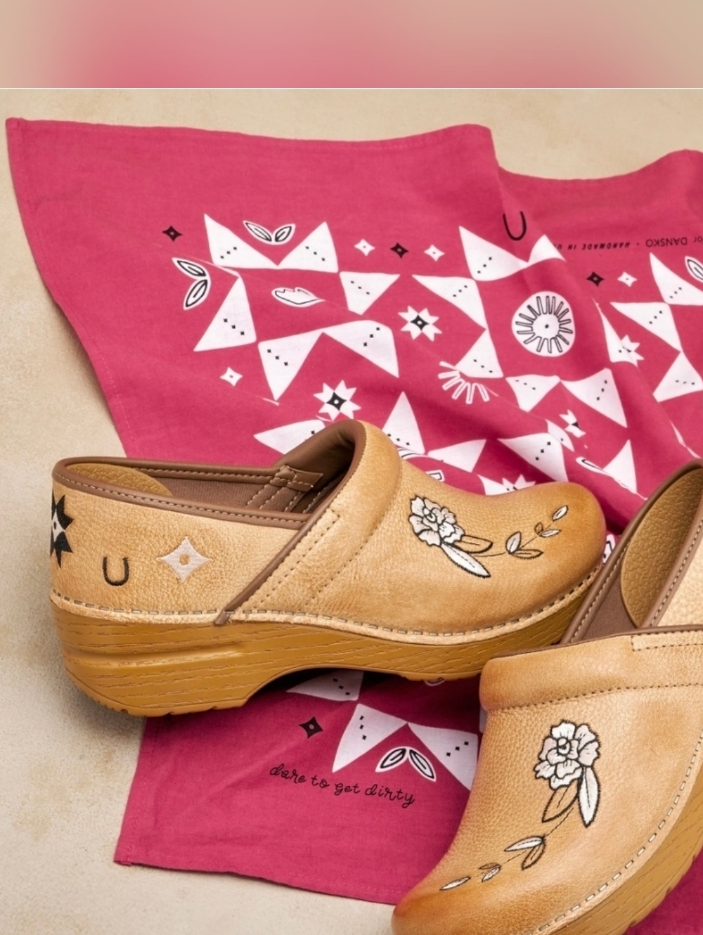 Dansko Jenni Tan Leather Floral-Embroidered Clogs 39 9